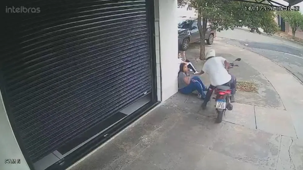 Criminoso em moto assalta funcionárias de comércio em Mogi Mirim; assista ao vídeo