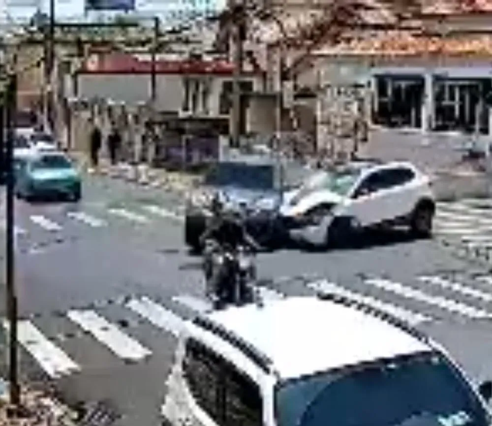 Ladrão foge em carro roubado, colide e é preso após invadir casas
