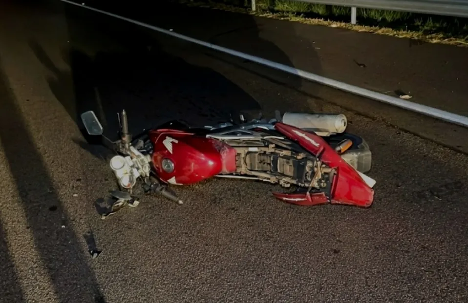 Acidente envolvendo uma moto e dois carros termina com motociclista morto na SP-101