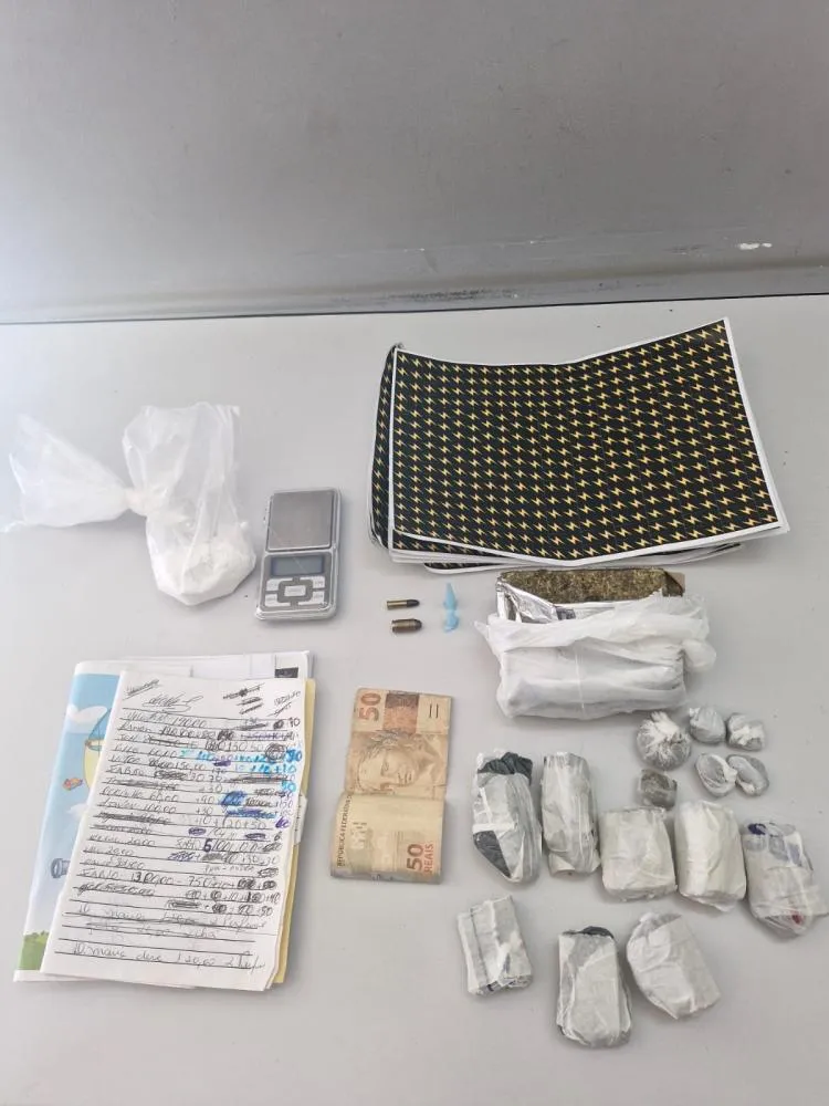 Polícia Militar prende mãe por ameaça e filho com drogas e munições em Mogi Guaçu