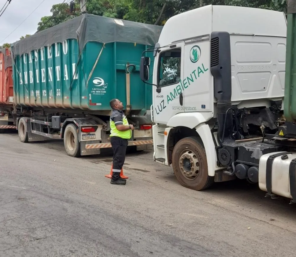 Sumaré multa 13 caminhões de lixo por vazamento de chorume