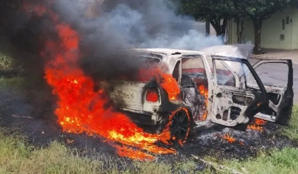 Homem coloca fogo no próprio carro e agride conhecido em Mogi Guaçu