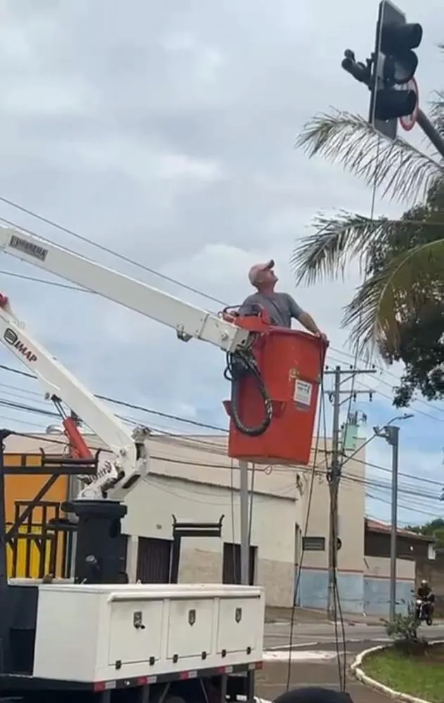Sumaré faz manutenção de semáforo na Avenida Ivo Trevisan 
