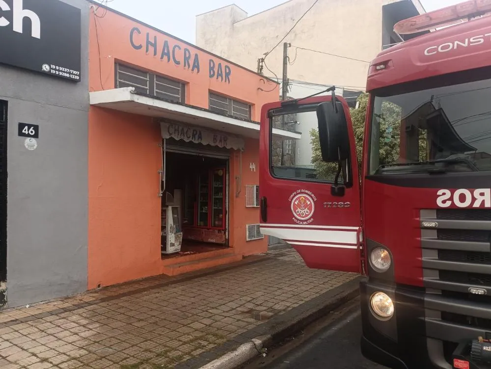 Incêndio atinge bar no Centro de Mogi Guaçu; Bombeiros controlam as chamas