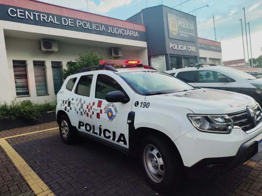 Homem é multado em R$ 5,5 mil por manter aves silvestres em cativeiro
