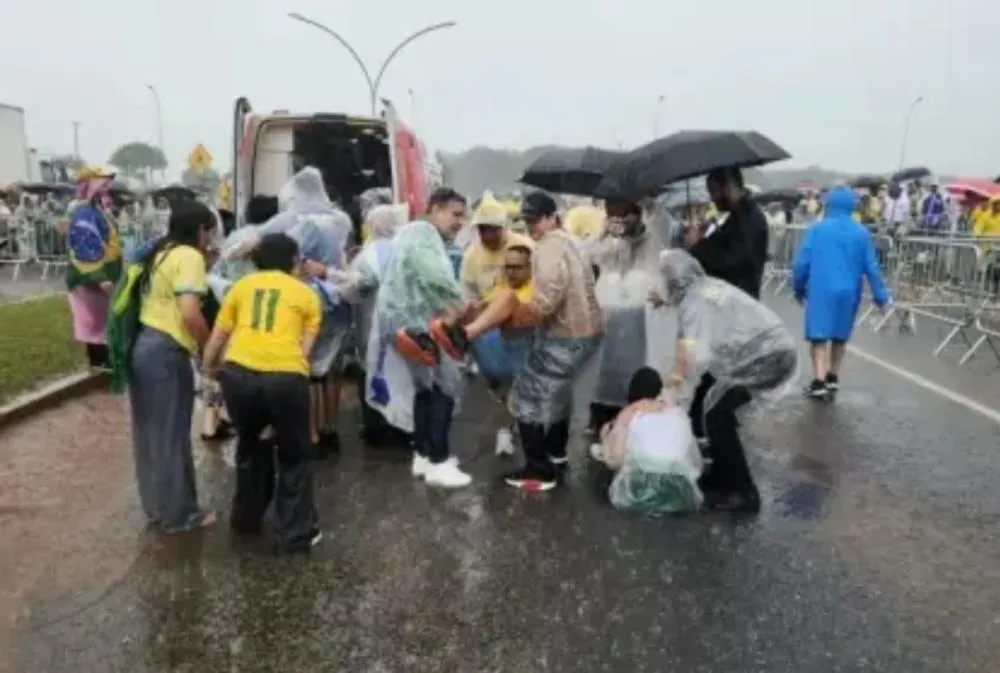 Raio atinge ato de Nikolas Ferreira em Brasília e deixa ao menos 13 feridos