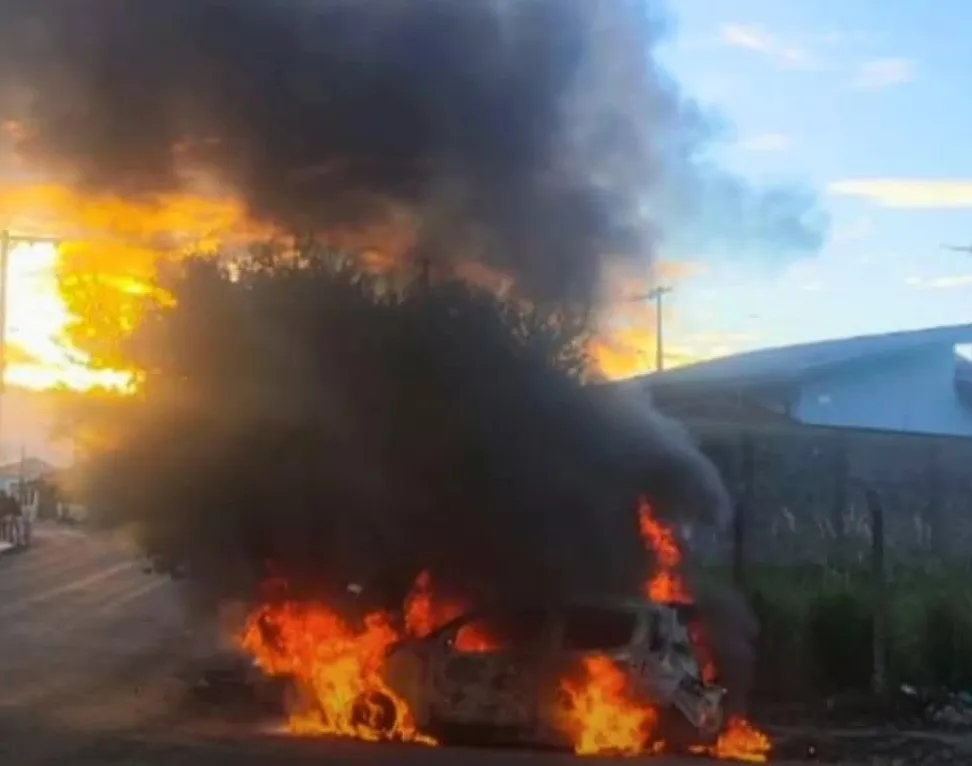 Carro é consumido por incêndio no bairro Maria Beatriz, em Mogi Mirim