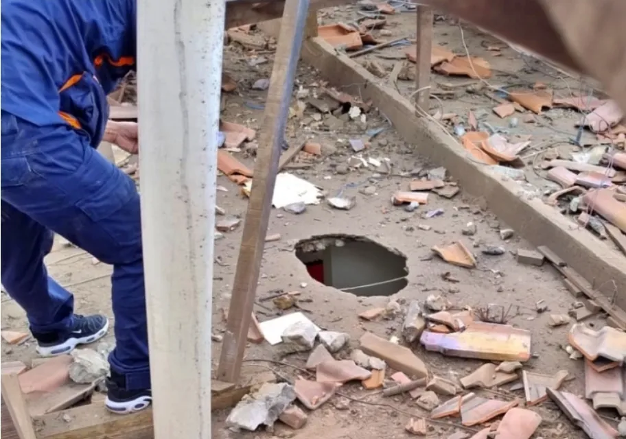 Explosão destrói telhado de residência e deixa trabalhador ferido em Mogi Guaçu