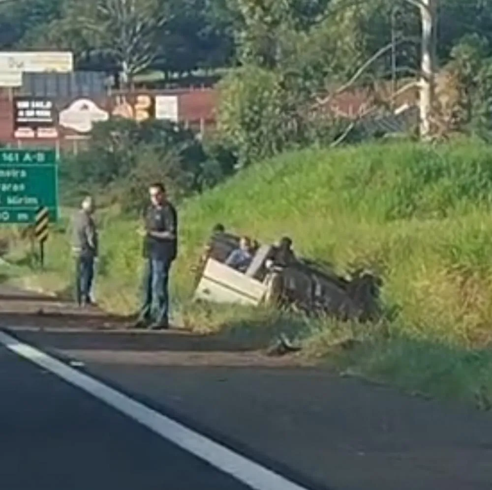 Carros colidem, capotam e dois homens ficam feridos na SP-340, em Mogi Guaçu