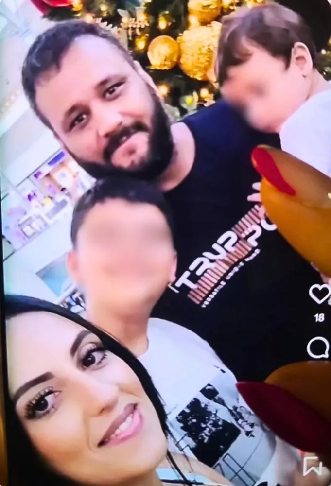 Ex-marido mata mulher a facadas na frente do filho de 3 anos e foge levando a criança