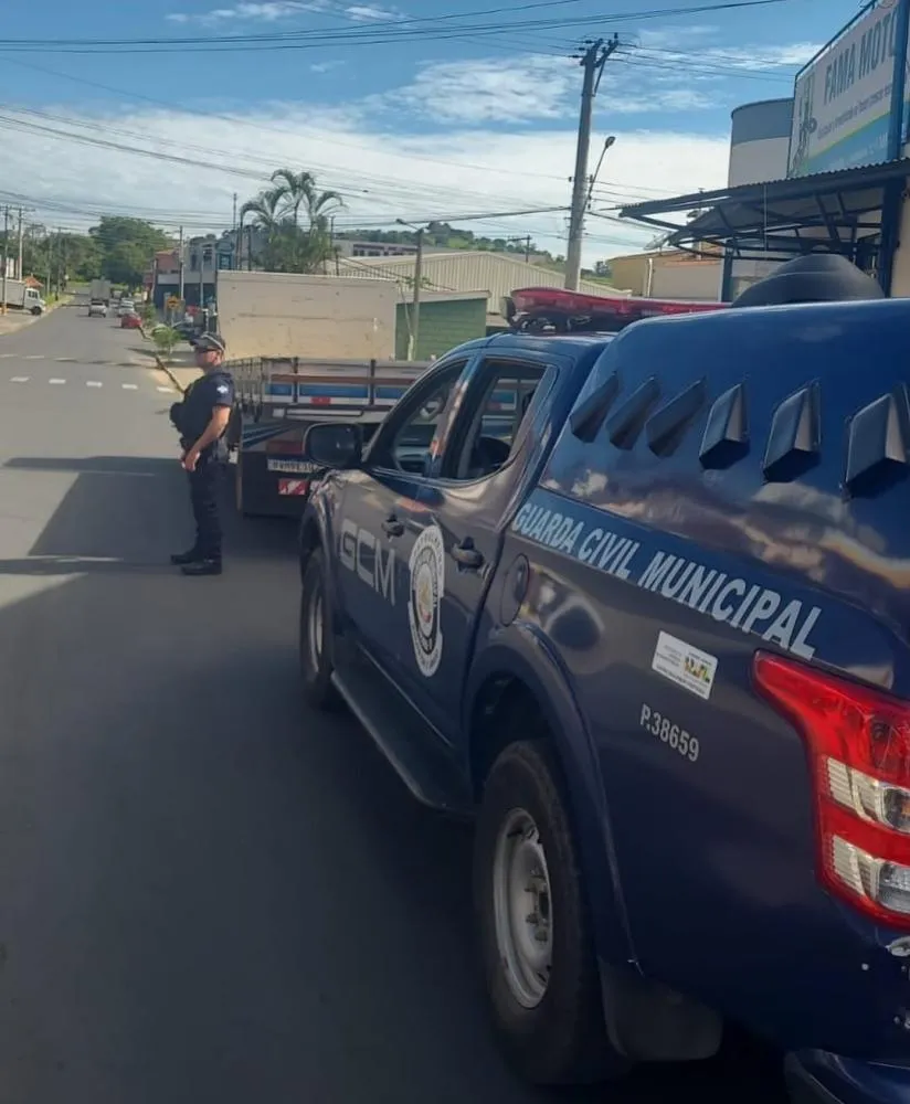 GCM flagra adolescente de 15 anos dirigindo caminhão e fazendo entregas para o pai