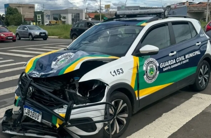 Motociclista tem dedo do pé fraturado após bater em viatura da GCM