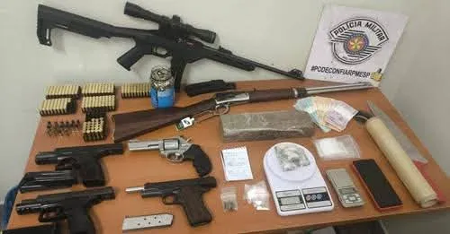 Polícia apreende arsenal de armas com CAC e drogas para venda no Centro de Lindóia