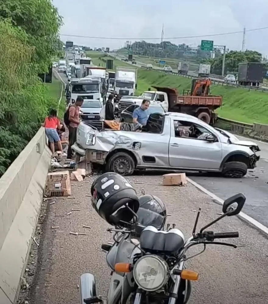 Acidente entre Saveiro e caminhão interdita totalmente a SP-340