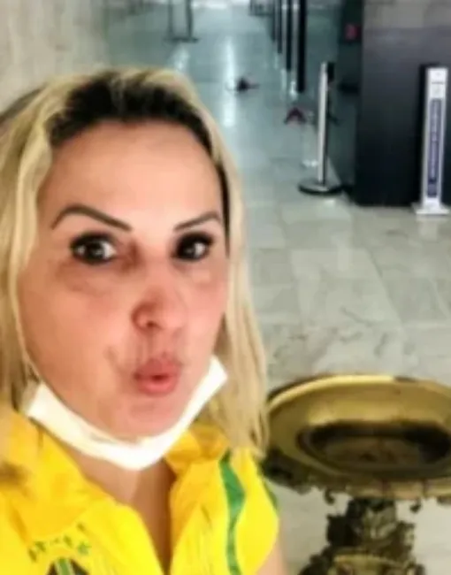 Condenada por crimes de 8 de janeiro, brasileira é deportada dos EUA e presa em MG