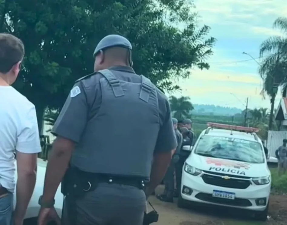 Homem é morto a facadas e encontrado dentro de carro em Mogi Guaçu