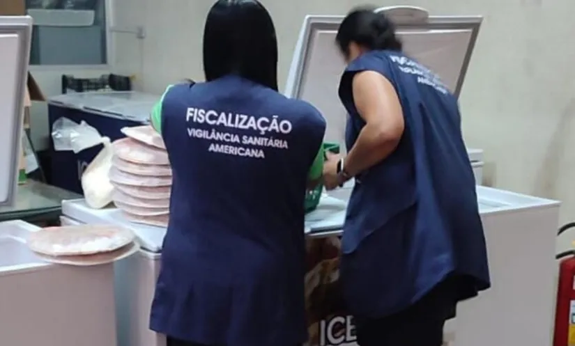 Vigilância apreende 435 kg de produtos e fecha açougue de rmercado da região