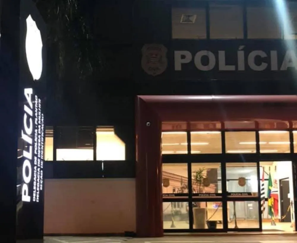 Homem é morto a tiros dentro de carro durante festa entre amigos