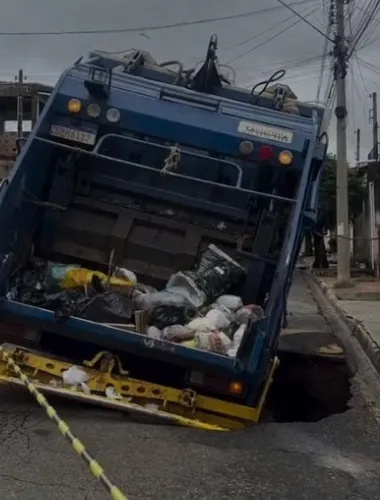 Buraco engole caminhão de lixo durante coleta em Artur Nogueira