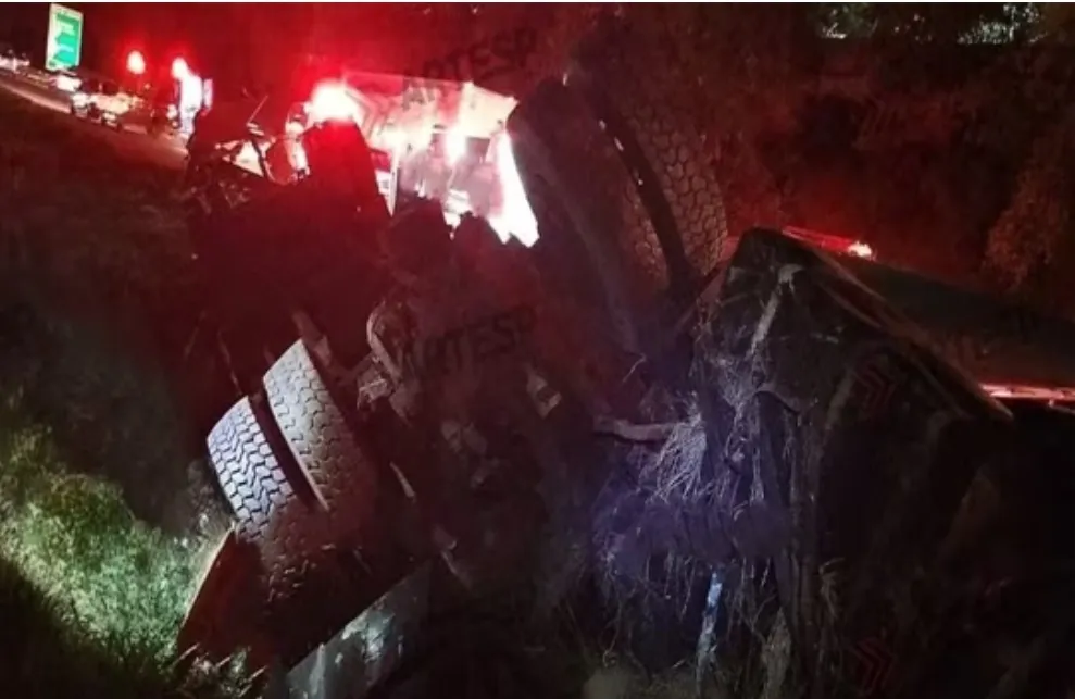 Carreta de tintas tomba e mata motorista em rodovia da região