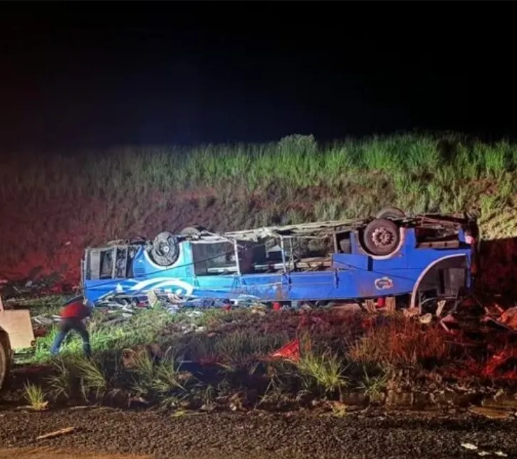 Ônibus com trabalhadores rurais tomba e mata oito pessoas no interior de SP