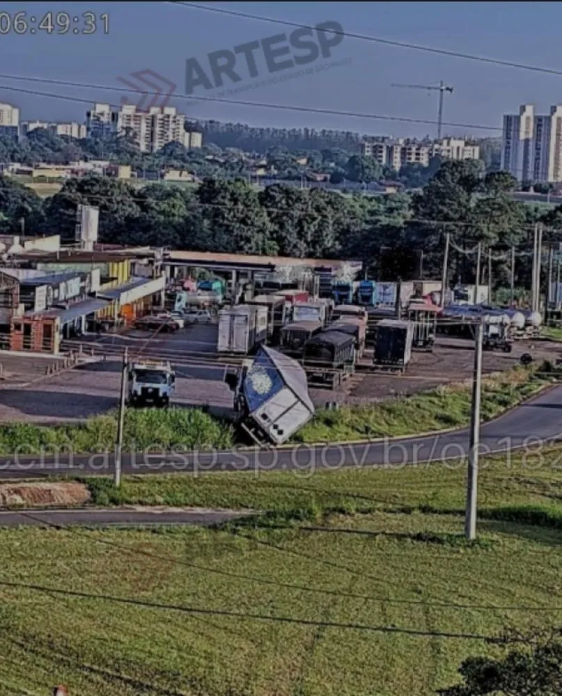 Carreta com produtos químicos tomba e interdita Rodovia Zeferino Vaz, em Paulínia