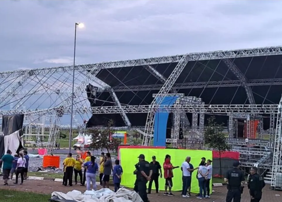 Temporal destrói palco e estrutura do Carnaval em Paulínia