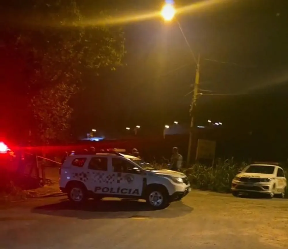 Roubo de moto termina com dois suspeitos mortos após confronto com PM em Pedreira
