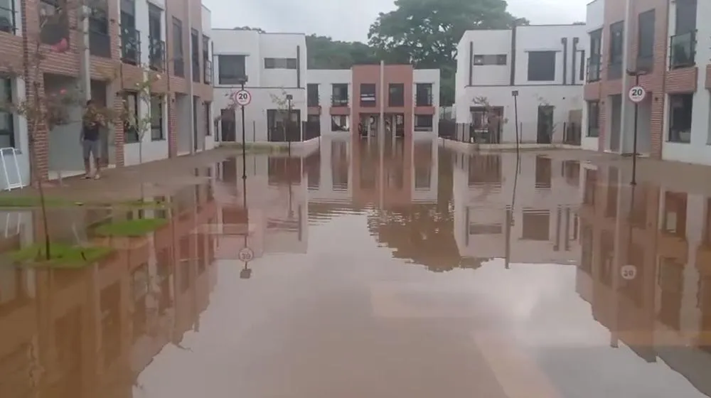 Chuvas intensas causam alagamentos e forçam evacuação de condomínio em Paulínia