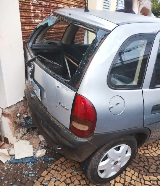 Carro bate em muro de casa de idosa de 85 anos em Mogi Guaçu