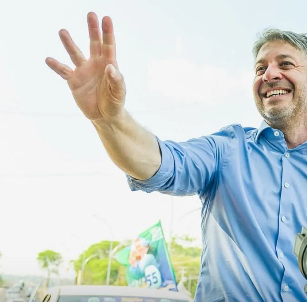 Entre palmas para o setor privado e descaso com o público: a gestão seletiva de Falsetti