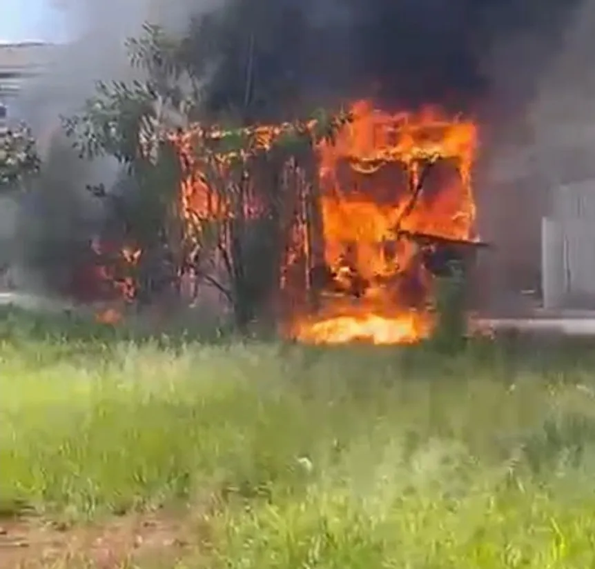 Ônibus fica destruído após incêndio em Engenheiro Coelho