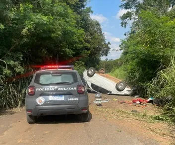 Homem tenta atear fogo no carro com a filha de 2 anos dentro