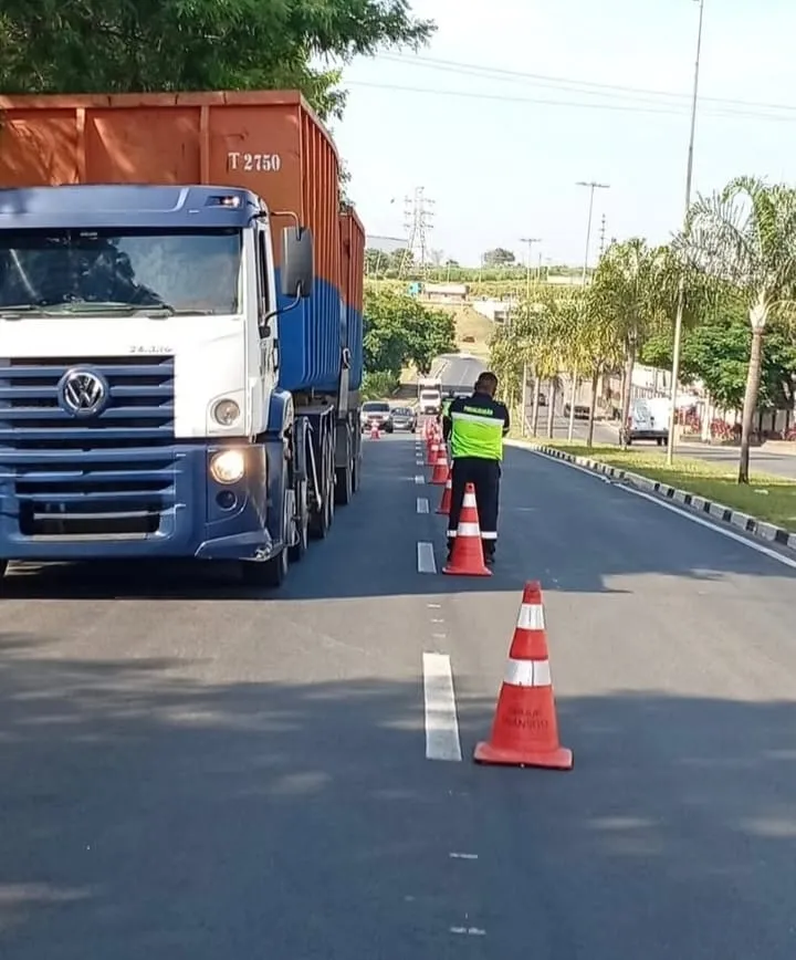 Sumaré: operação fiscaliza 50 caminhões e autua quatro por vazamento de chorume