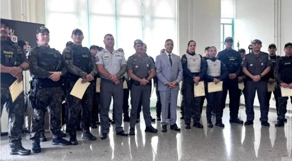PMs são homenageados após salvarem mulher de feminicídio em Conchal