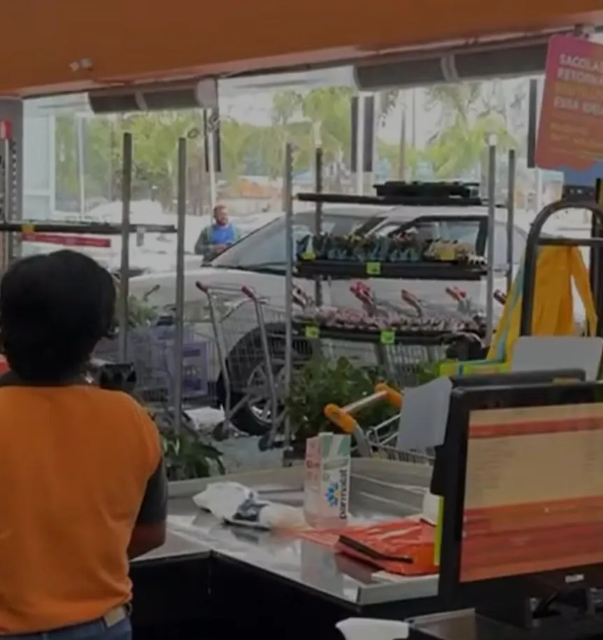 Motorista perde controle de carro e invade entrada de supermercado