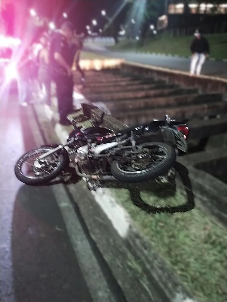 Motociclista cai em córrego após ser fechado por carro em Mogi Guaçu
