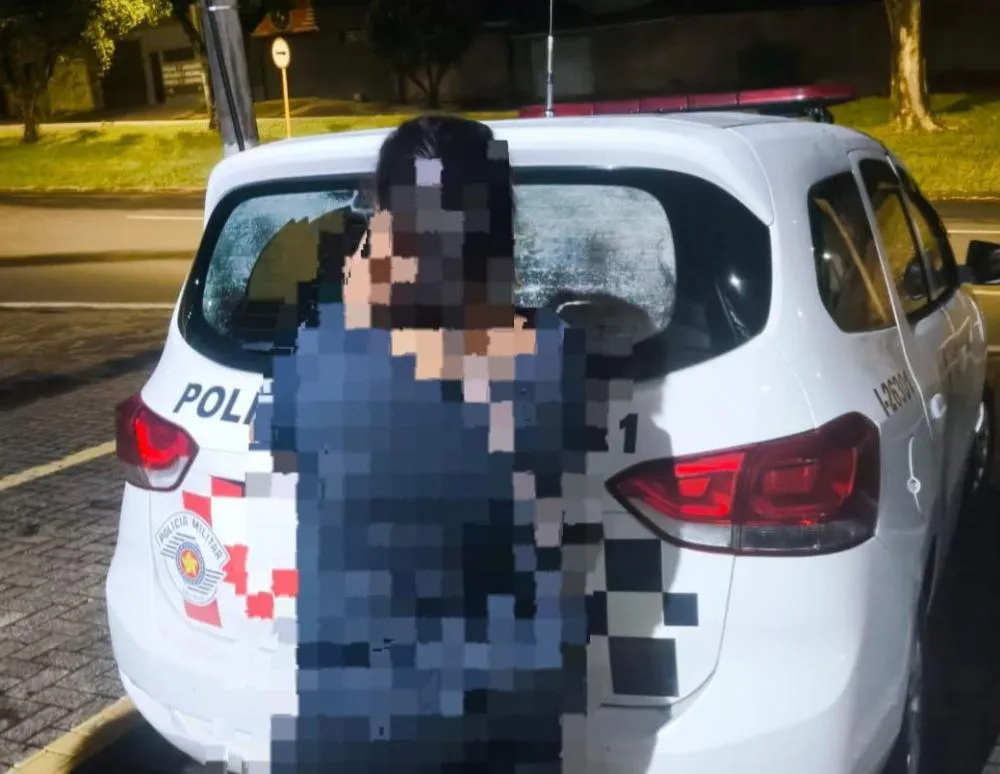 Mulher é flagrada dirigindo embriagada com três adolescentes no carro, em Itapira