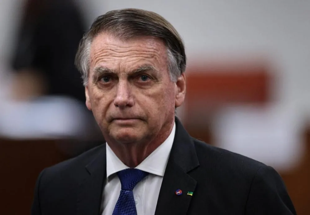 Bolsonaro apresenta melhora, mas ex-presidente segue na UTI sem previsão de alta