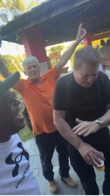 Medito a evangélico, Jonas Donizette aparece doidão de birita em pagode; assista ao vídeo (Coluna do Raoni)