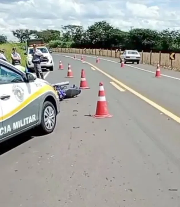 Motociclista morre após bater em caminhão entre Mogi Guaçu e Itapira