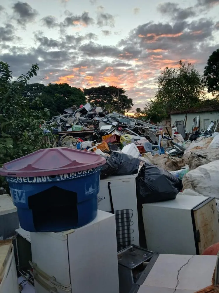 Prefeitura ignora e moradores vivem com transtornos causados por ferro-velho em Mogi Guaçu