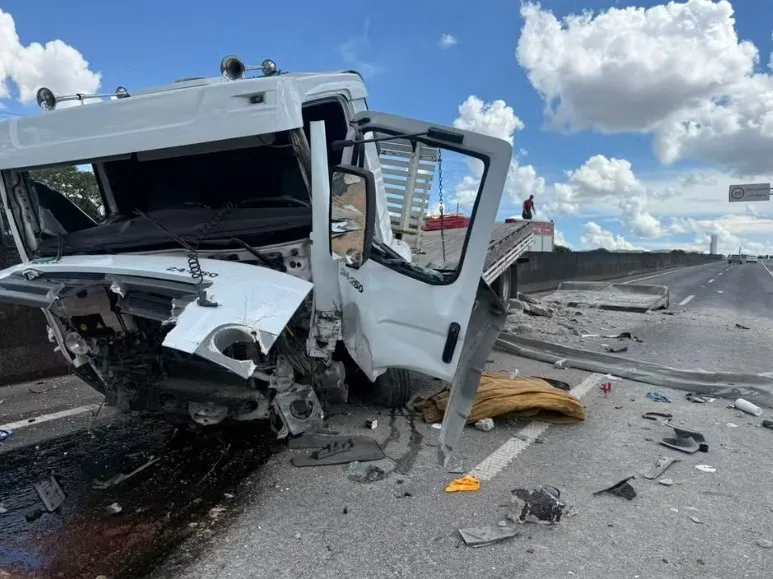 Caminhoneiro morre após colisão em mureta na Rodovia Luiz de Queiroz em Americana