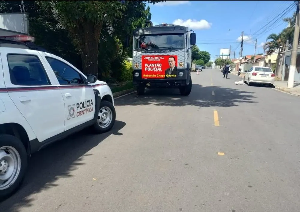 Coletor de lixo é internado após ser atropelado por motociclista em Holambra