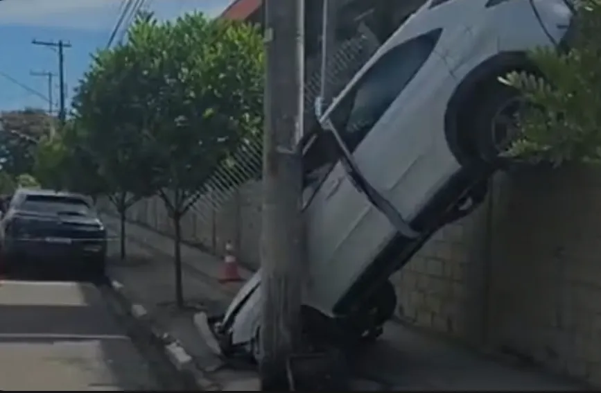 Carro cai de estacionamento de mercado em Jaguariúna e idosa fica ferida