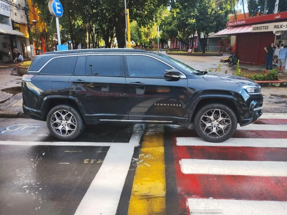 Dona de carro de luxo é multada por estacionar sobre faixa de pedestres no Centro de Mogi Guaçu