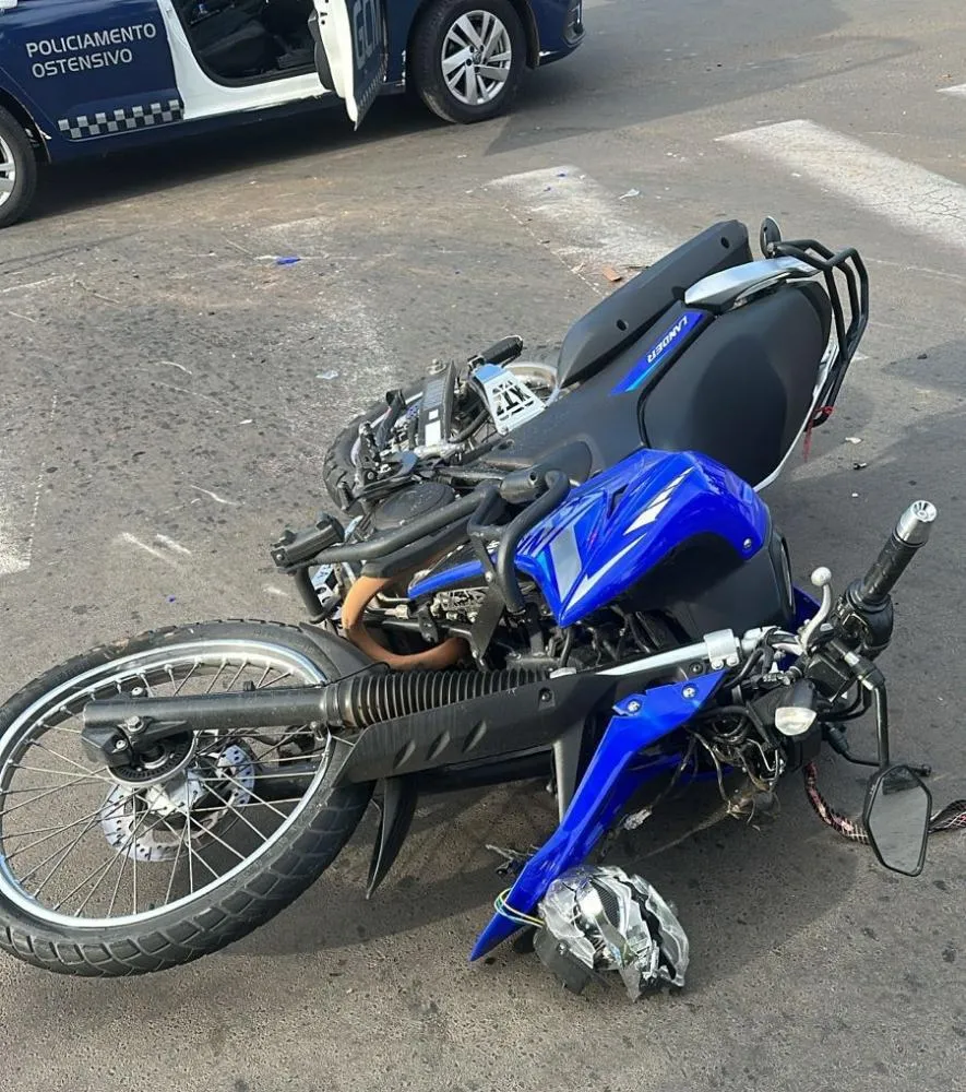 Motociclista de 20 anos fica gravemente ferido após colisão com carro