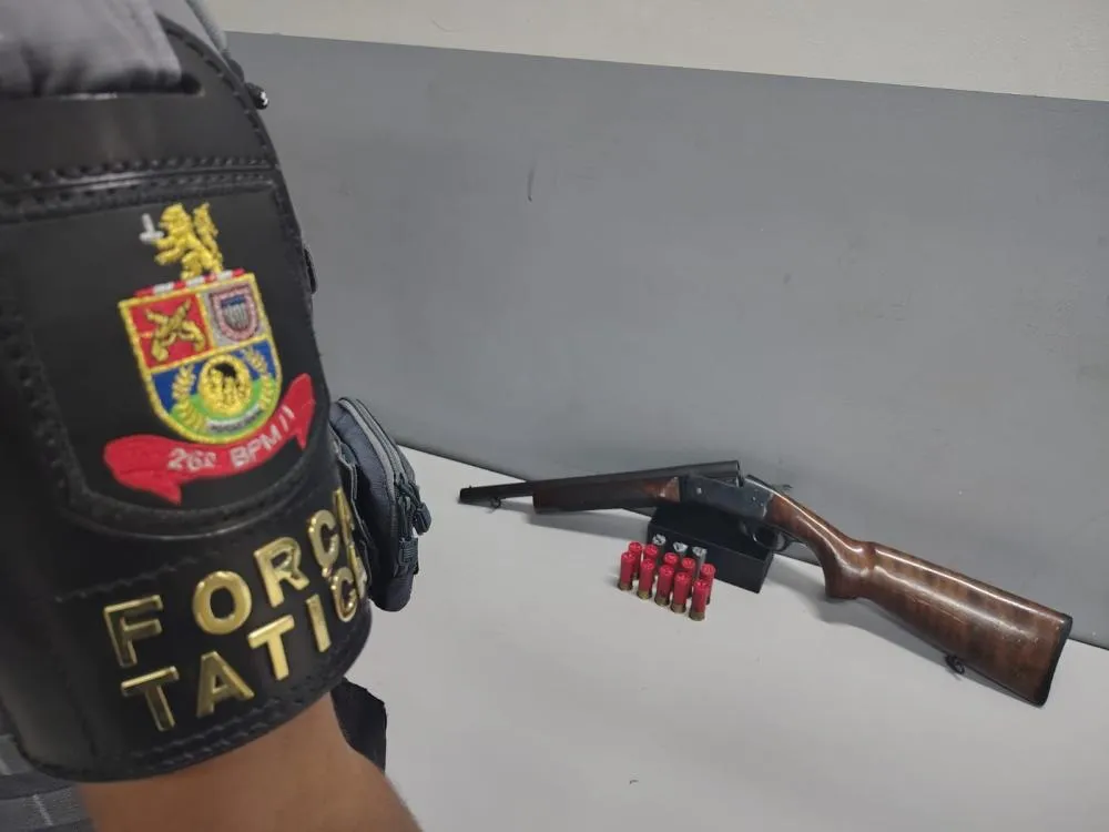 Homem é preso após brigar por colchão e ameaçar esposa com espingarda em Mogi Mirim