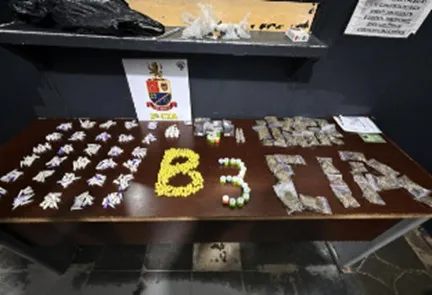 Olheiro do tráfico dorme, não vê PM chegar e drogas e criminoso são apreendidos na região