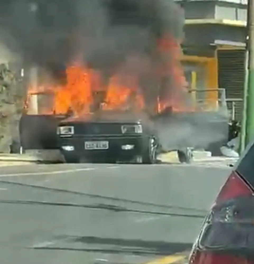 Carro pega fogo e fica completamente destruído em Mogi Mirim